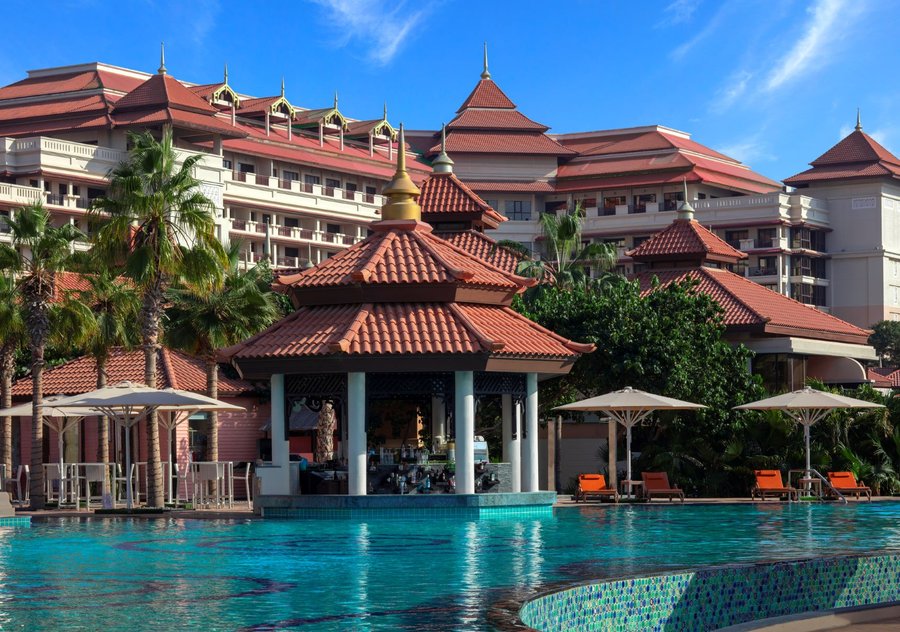 Anantara_The_Palm_Dubai_Resort_Pool_View_Main_Pool-2.jpg